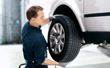 ¿Por qué conviene llevar los neumáticos más nuevos en el eje trasero?